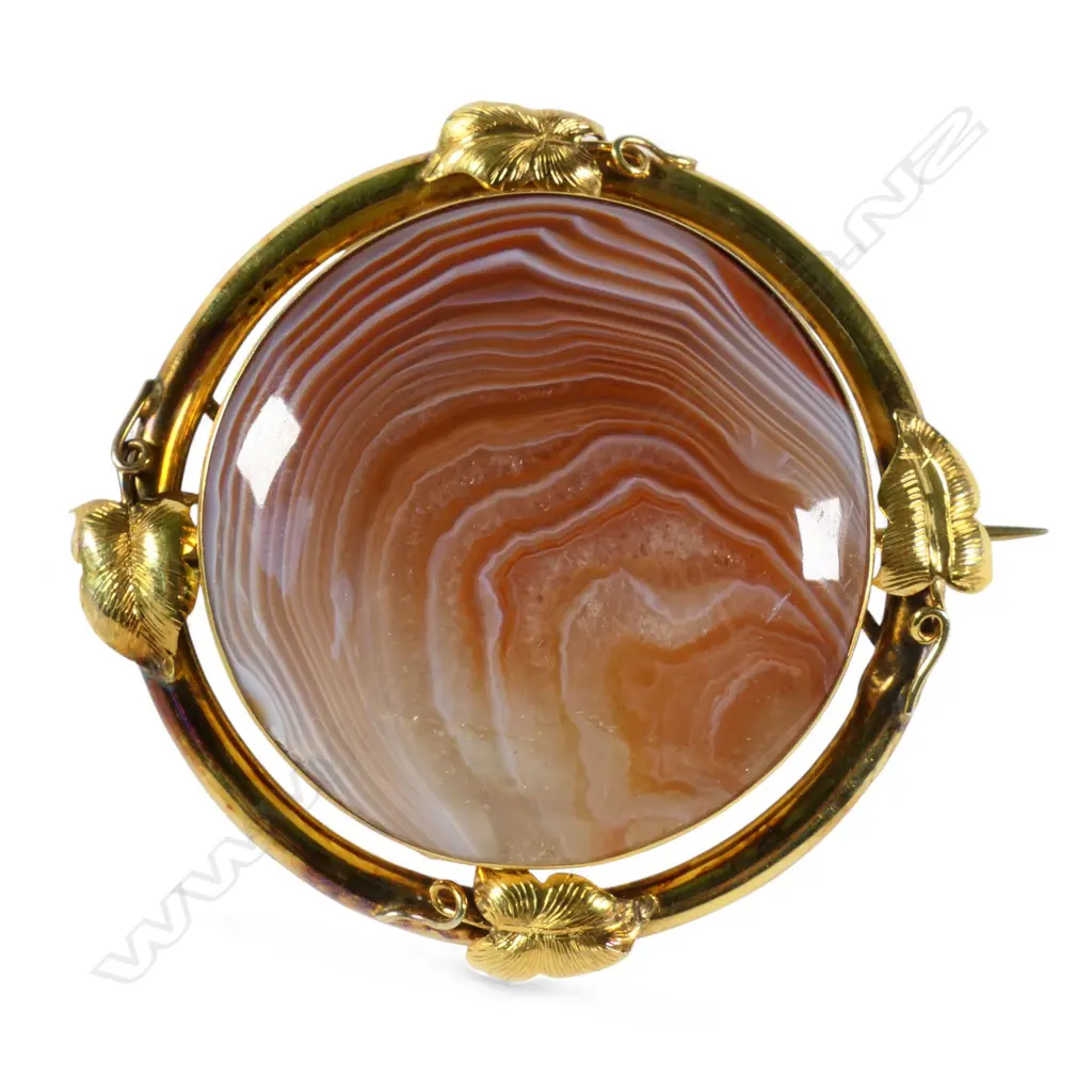 A large Victorian 9ct gold and agate round brooch, Image 1++