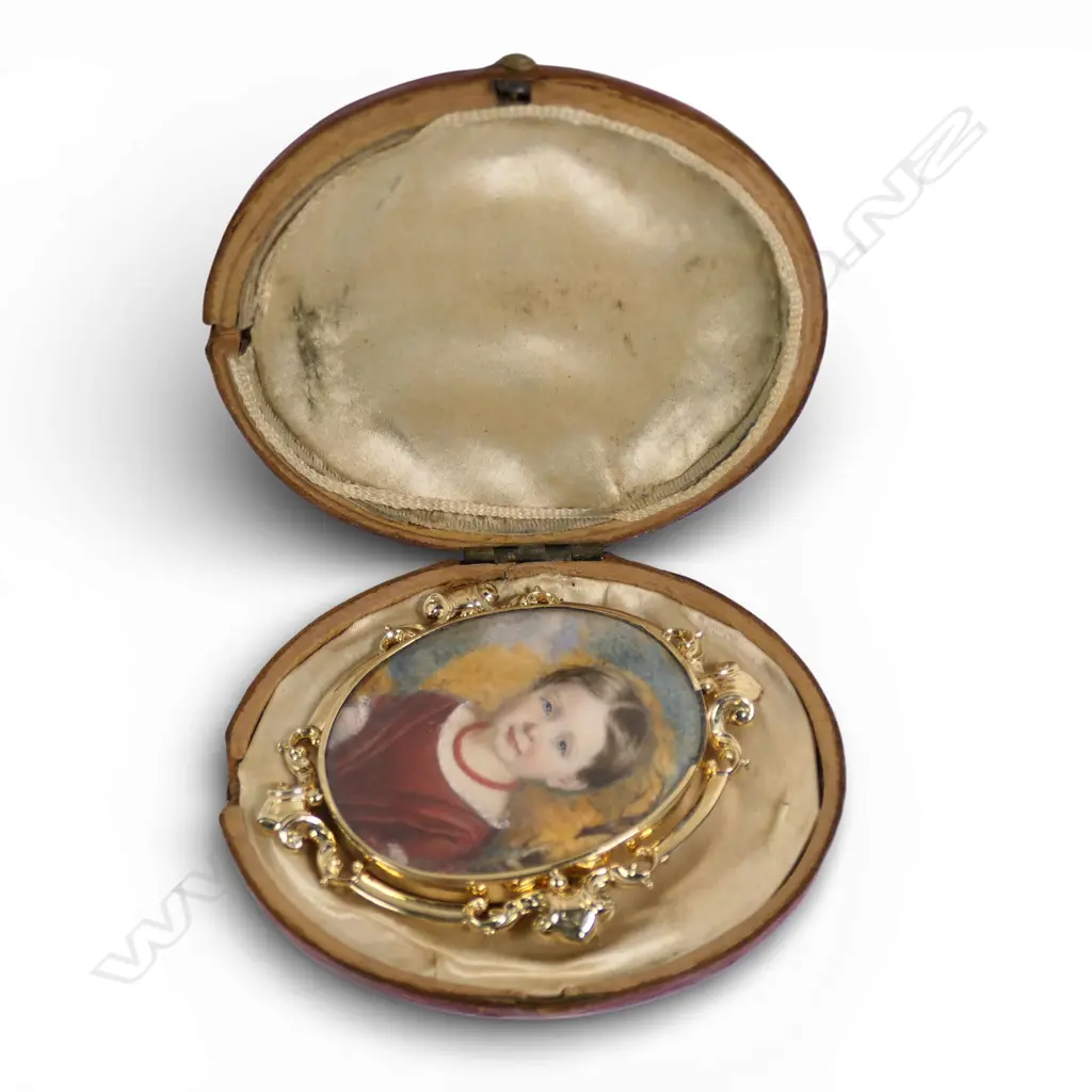 A Victorian 13ct gold framed portrait miniature brooch, Image 1++