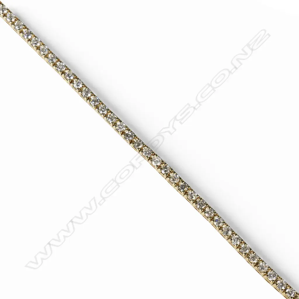 A 9ct gold and diamond tennis bracelet, Image 1++