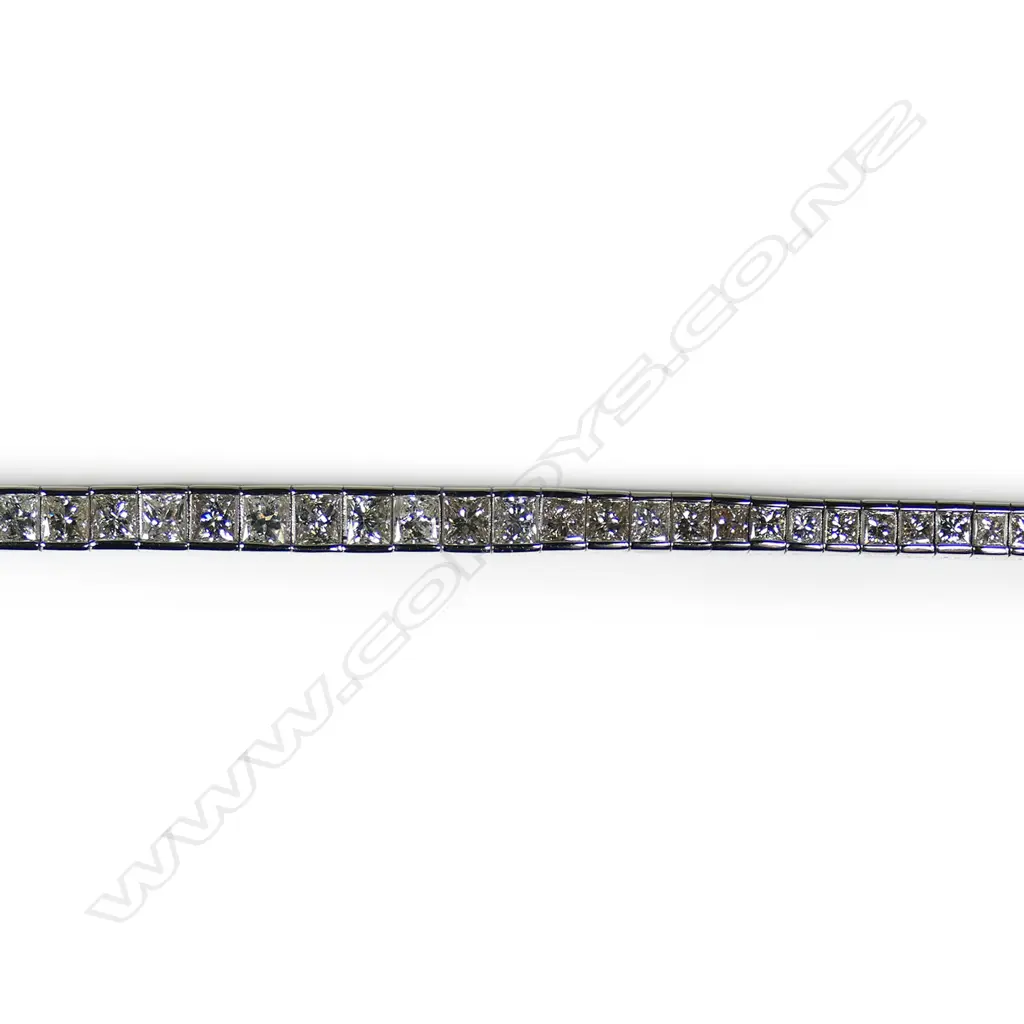 An 18ct white gold and diamond tennis bracelet, Image 1++