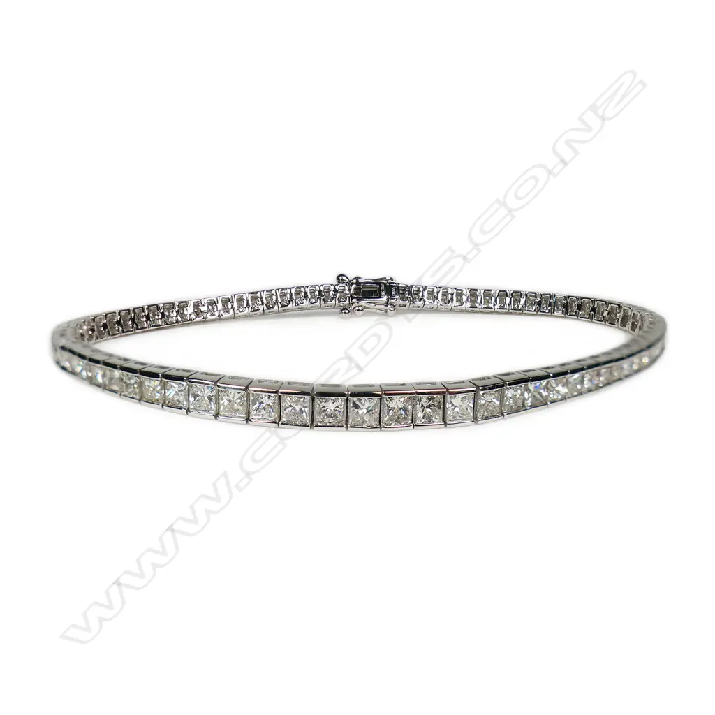 An 18ct white gold and diamond tennis bracelet, Image 1++