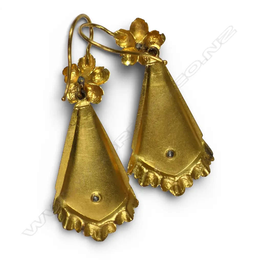 A pair of Victorian gilded 18ct gold drop earrings, Image 1++