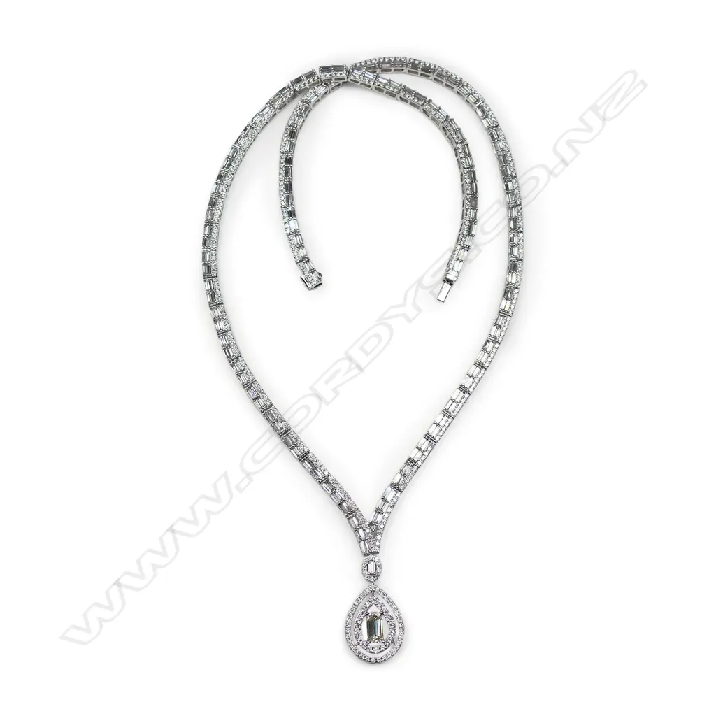An impressive18ct white gold and diamond necklace, Image 1++