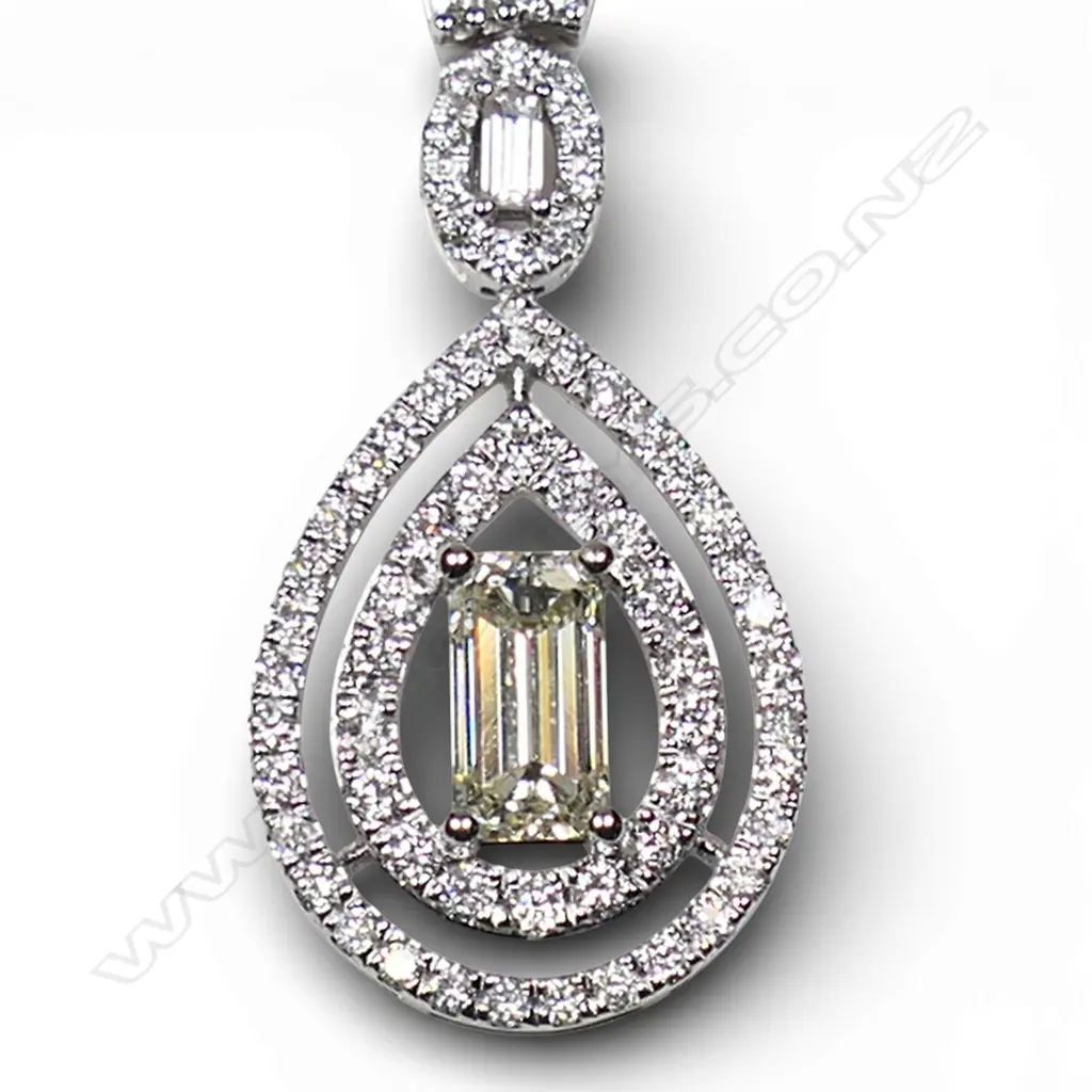 An impressive18ct white gold and diamond necklace, Image 1++