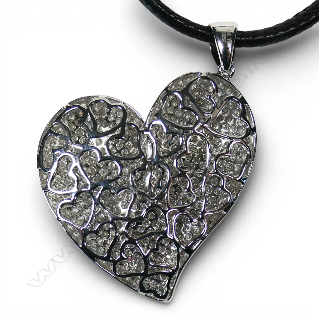An 18ct white gold diamond heart shaped pendant, Image 1++