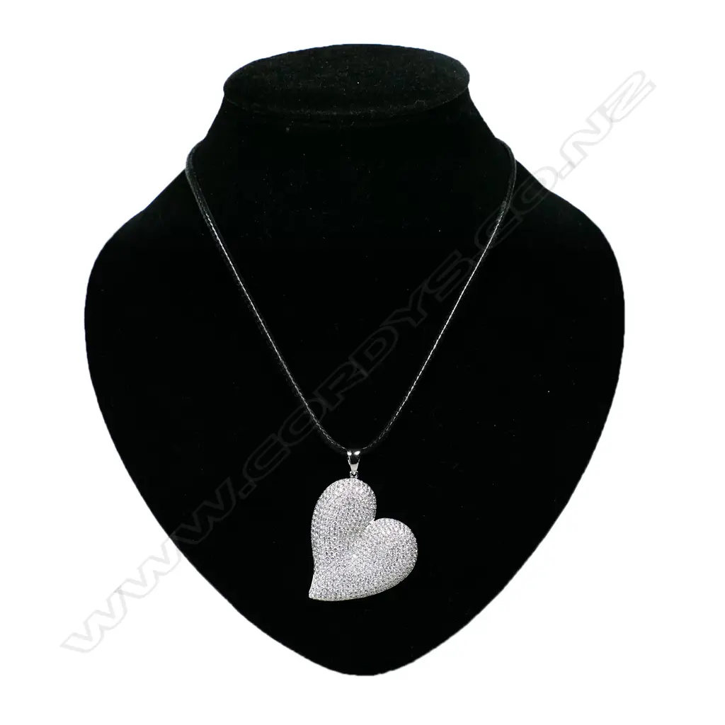 An 18ct white gold diamond heart shaped pendant, Image 1++