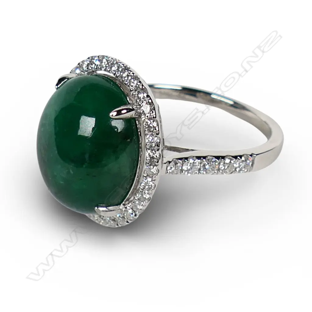 An 18ct white gold diamond and emerald ring, Image 1++