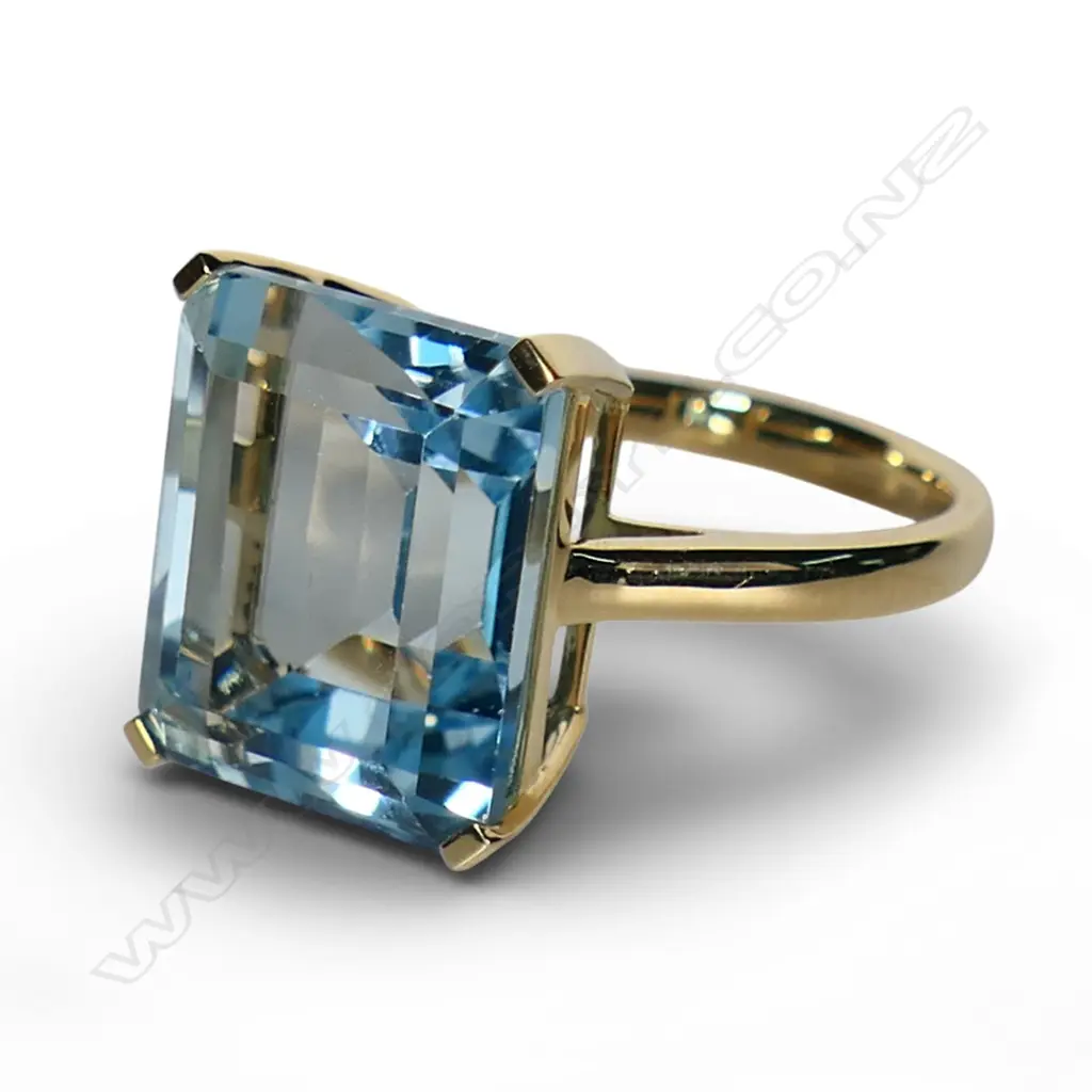 A 9ct gold and topaz cocktail ring, Image 1++