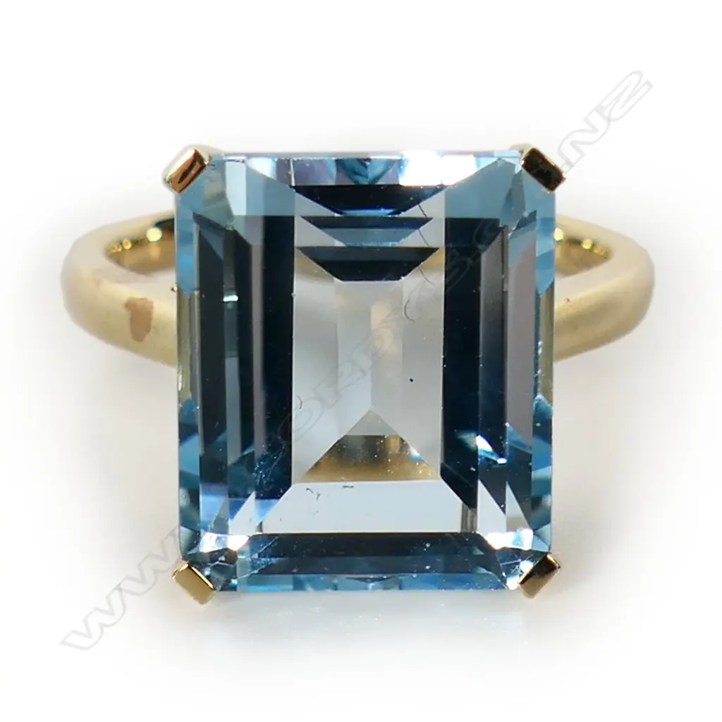 A 9ct gold and topaz cocktail ring, Image 1++
