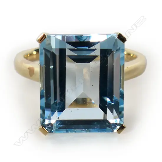 A 9ct gold and topaz cocktail ring,