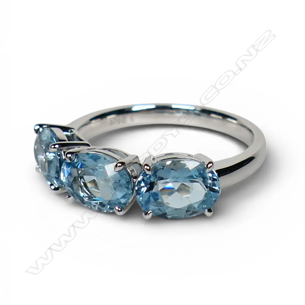 An 18ct white gold and three stone aquamarine ring, Image 1++