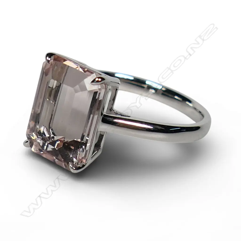 An 18ct white gold and morganite ring, Image 1++