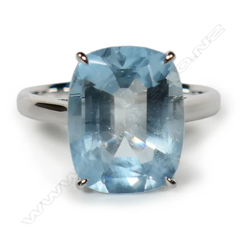 An 18ct white gold and aquamarine ring, Image 1++
