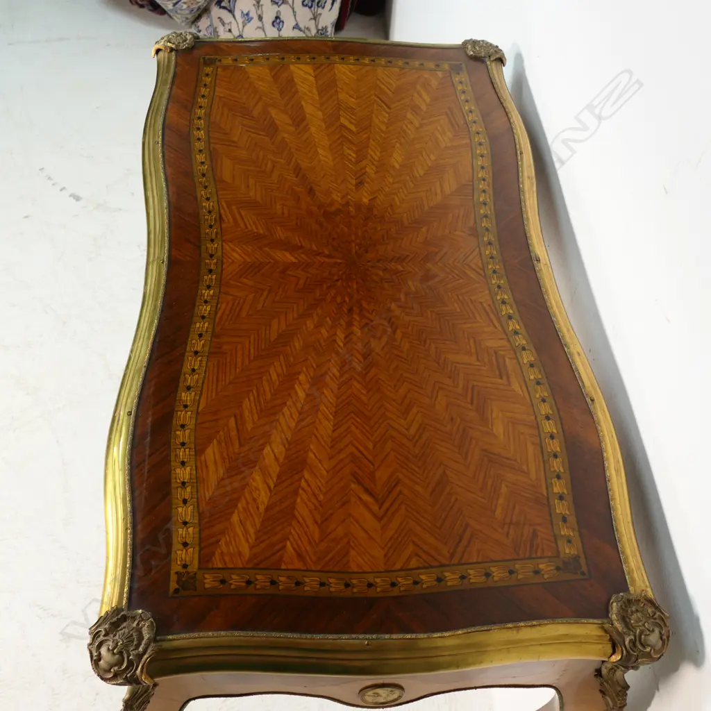 A French kingwood parquetry desk, Image 1++