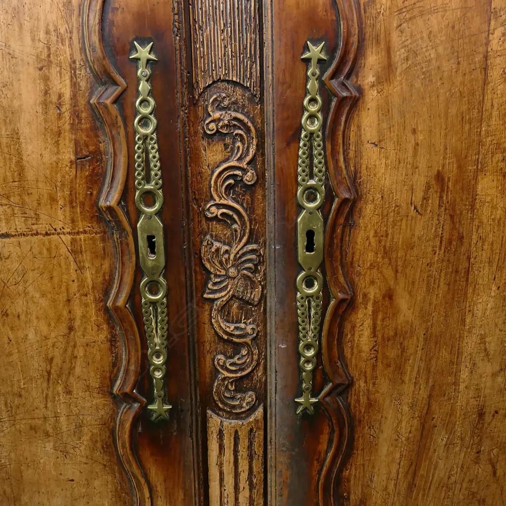 A good early 19thC French walnut armoire, Image 1++