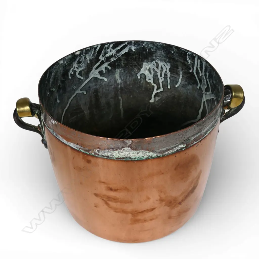 A Victorian copper lidded cooking pot, Image 1++