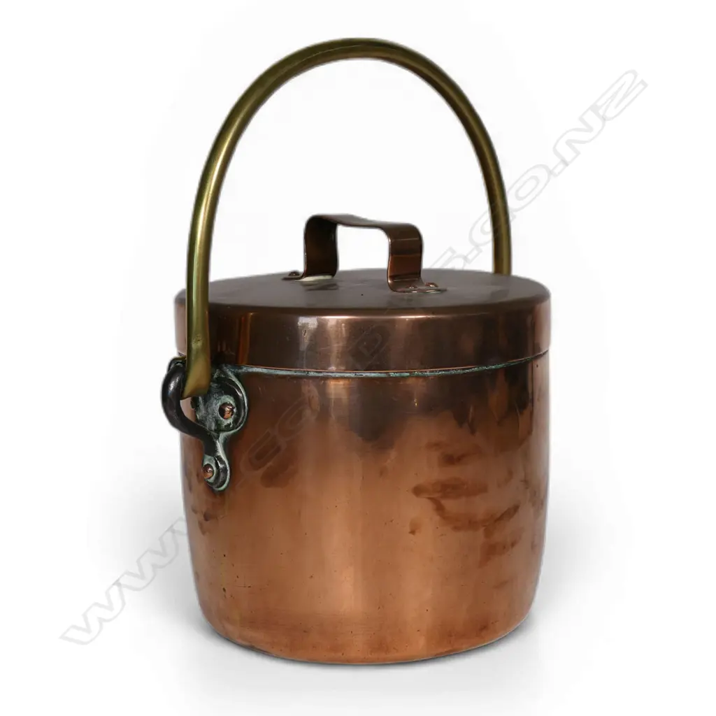 A Victorian copper lidded cooking pot, Image 1++