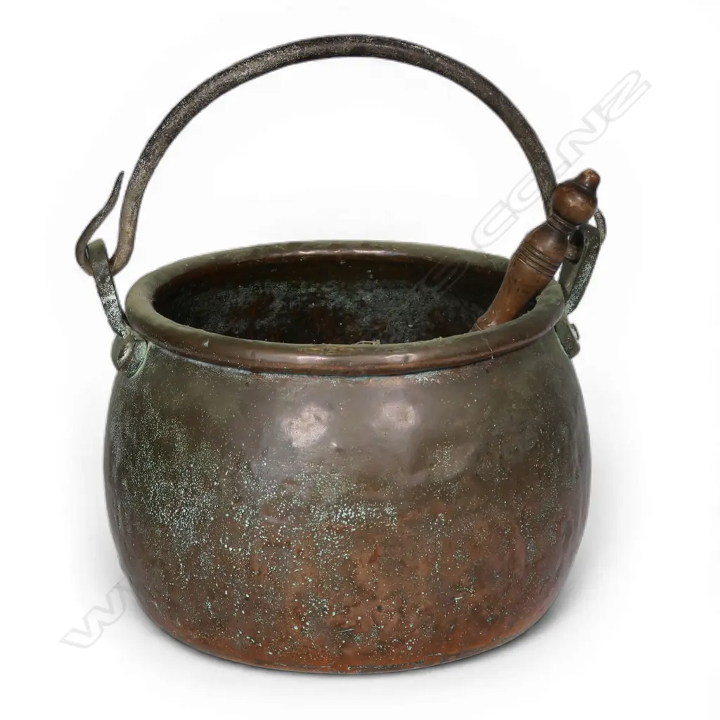 A Victorian copper pot and copper scoop, Image 1++