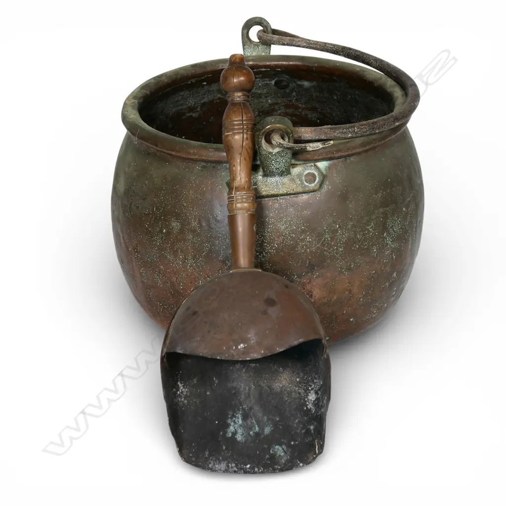 A Victorian copper pot and copper scoop, Image 1++