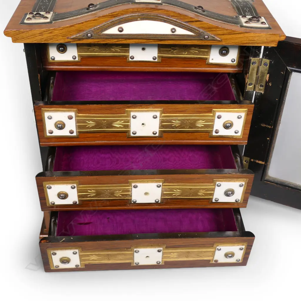 A small Victorian walnut jewellery chest, Image 1++
