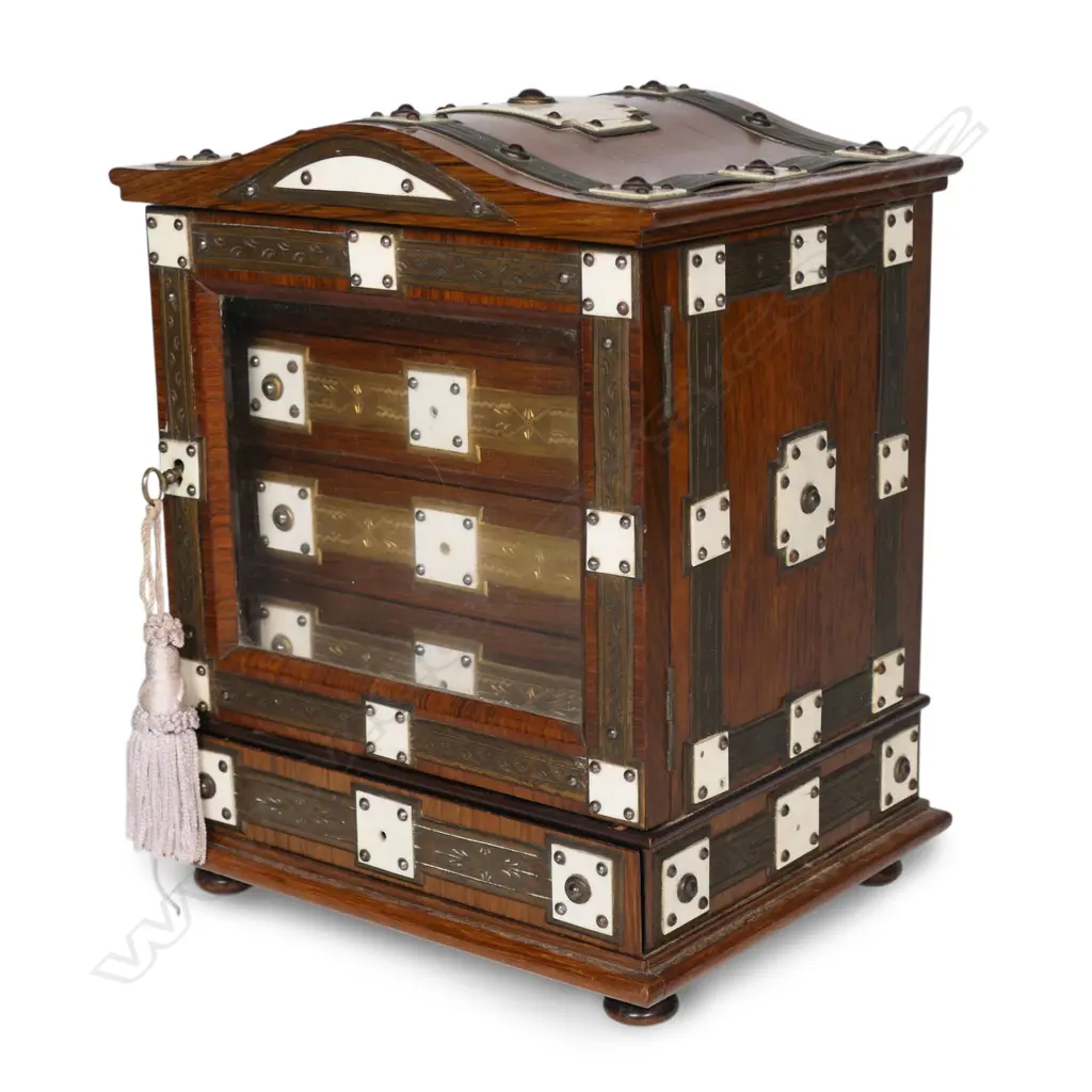 A small Victorian walnut jewellery chest, Image 1++