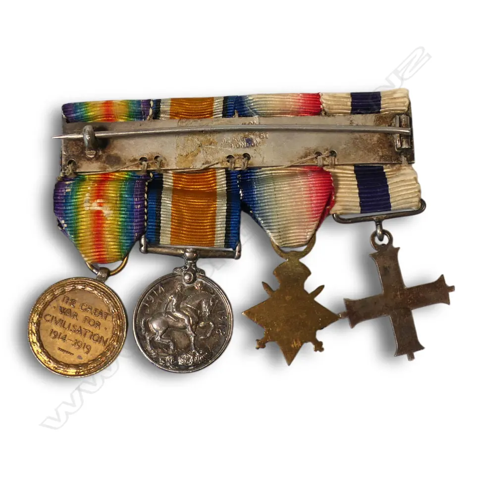 A possibly unique 9ct gold Life Member badge for the 2 NZEF 1st Echelon Association, Image 1++