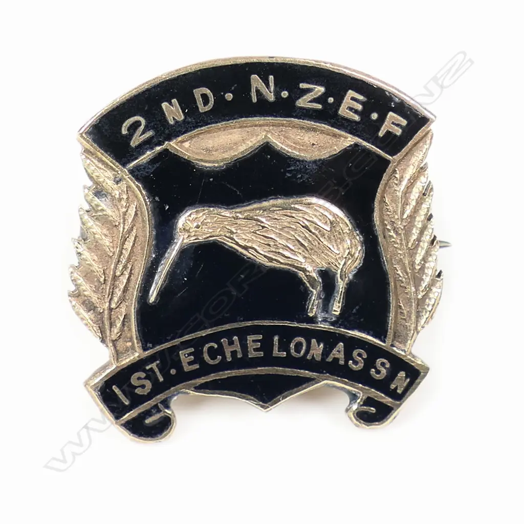 A possibly unique 9ct gold Life Member badge for the 2 NZEF 1st Echelon Association, Image 1++
