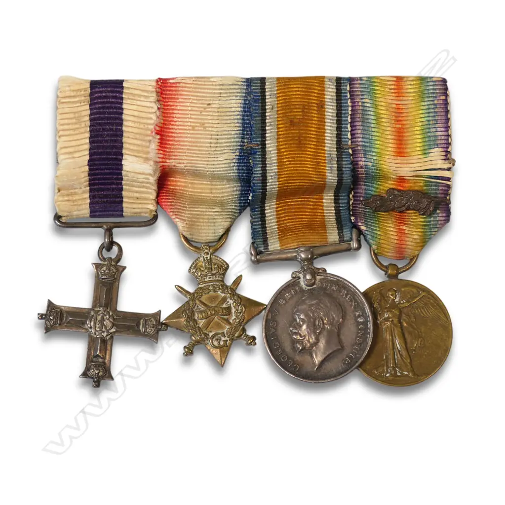 A possibly unique 9ct gold Life Member badge for the 2 NZEF 1st Echelon Association, Image 1++