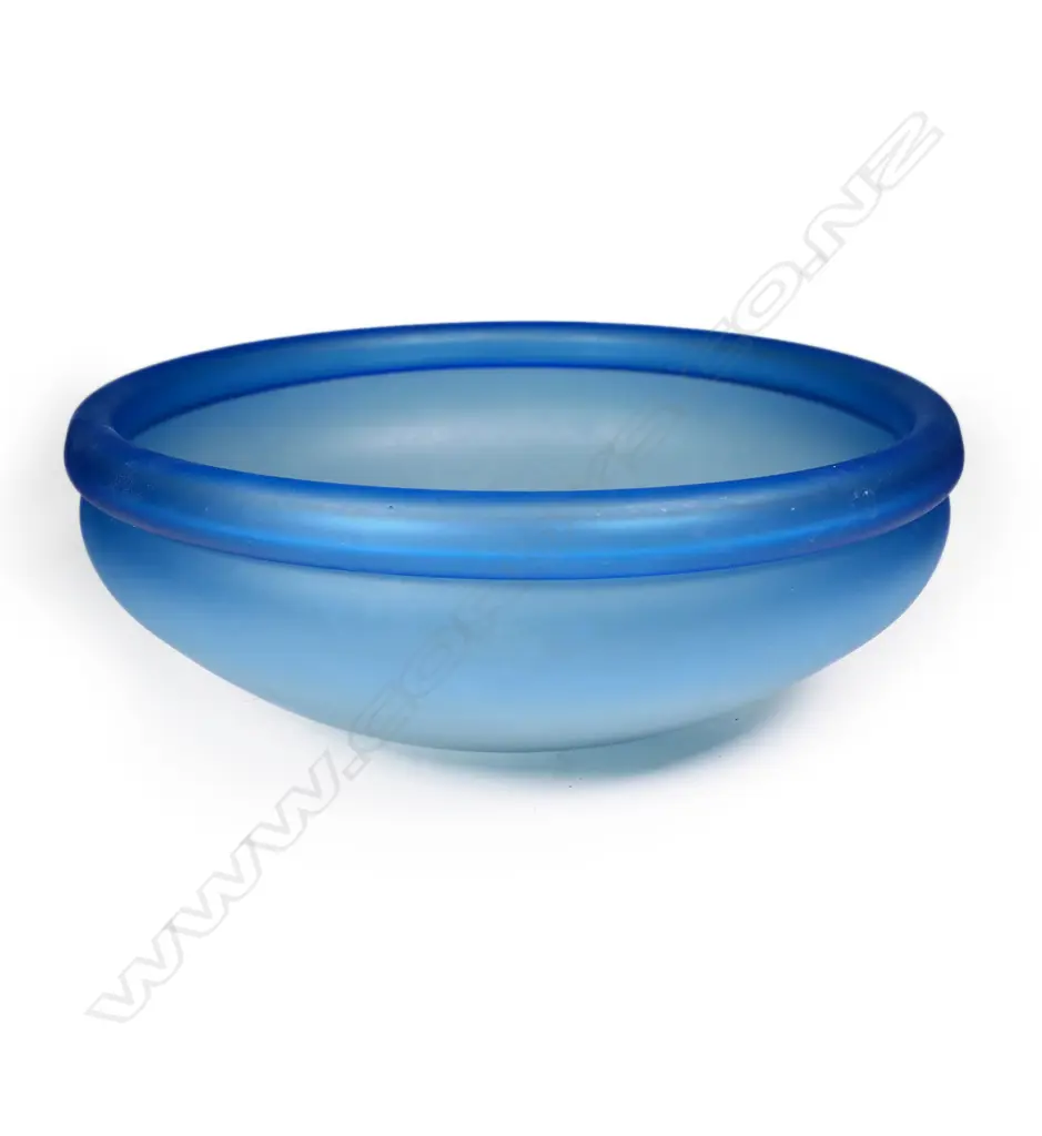 An Ann Robinson mouth blown glass bowl, Image 1++