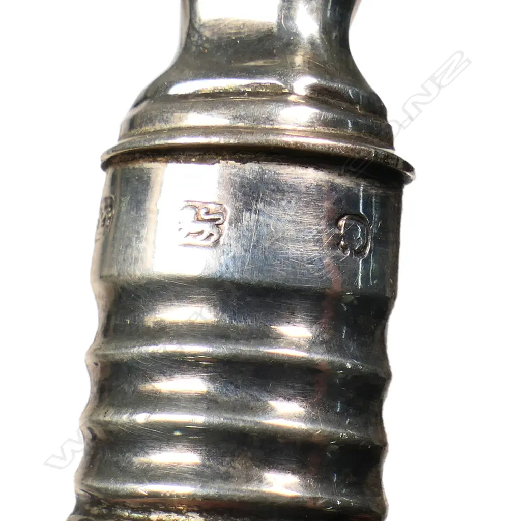 A pair of early Victorian sterling silver fish servers, Image 1++