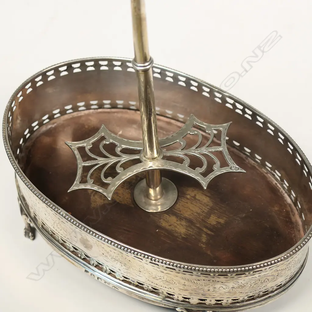 A George III sterling silver cruet set, Image 1++