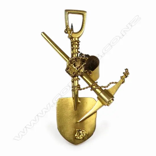 A c.1900 15ct gold mining themed brooch,