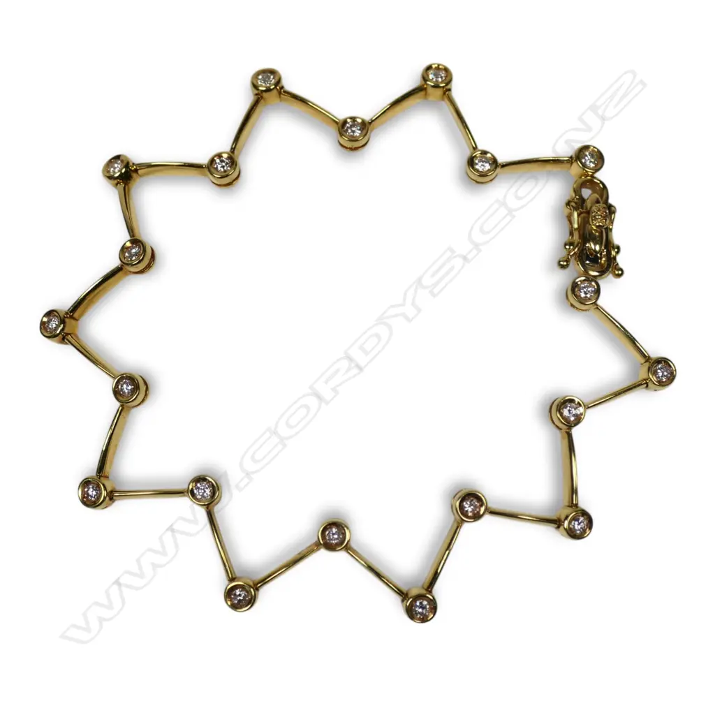 An 18ct gold and diamond bracelet, Image 1++