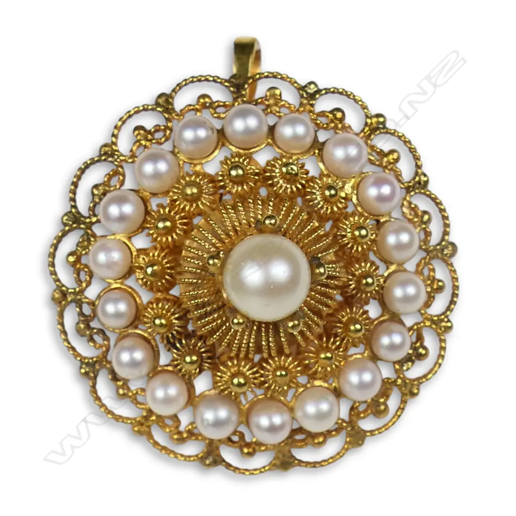 A 15ct yellow gold and seed pearl domed cluster brooch, Image 1++