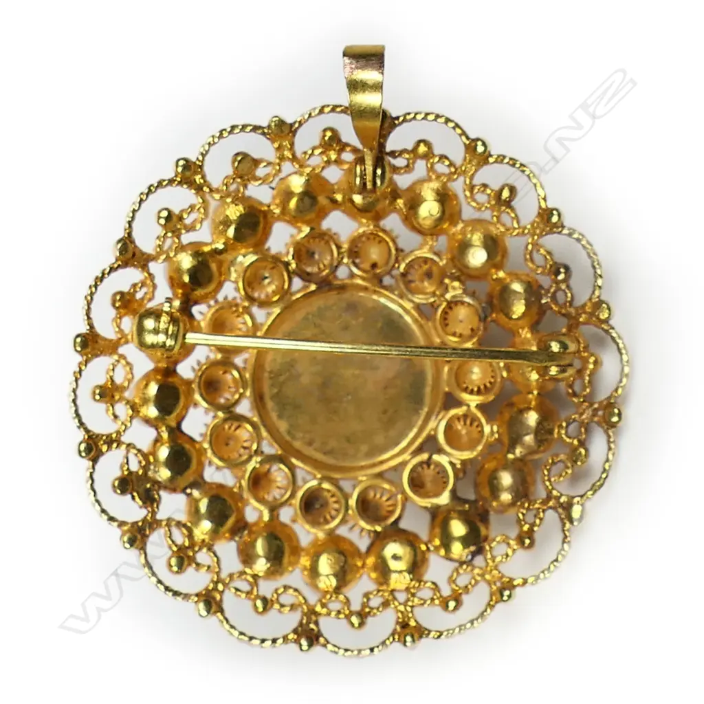 A 15ct yellow gold and seed pearl domed cluster brooch, Image 1++