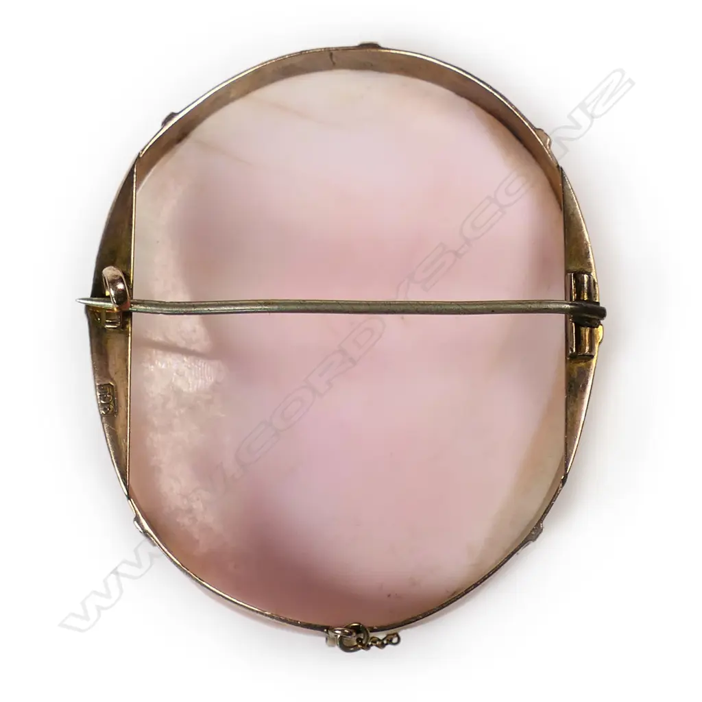 A good 9ct gold framed 19thC carved cameo shell large brooch, Image 1++