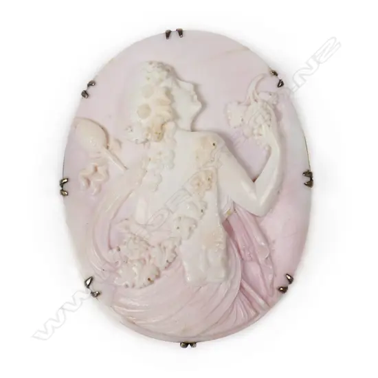 A good 9ct gold framed 19thC carved cameo shell large brooch,