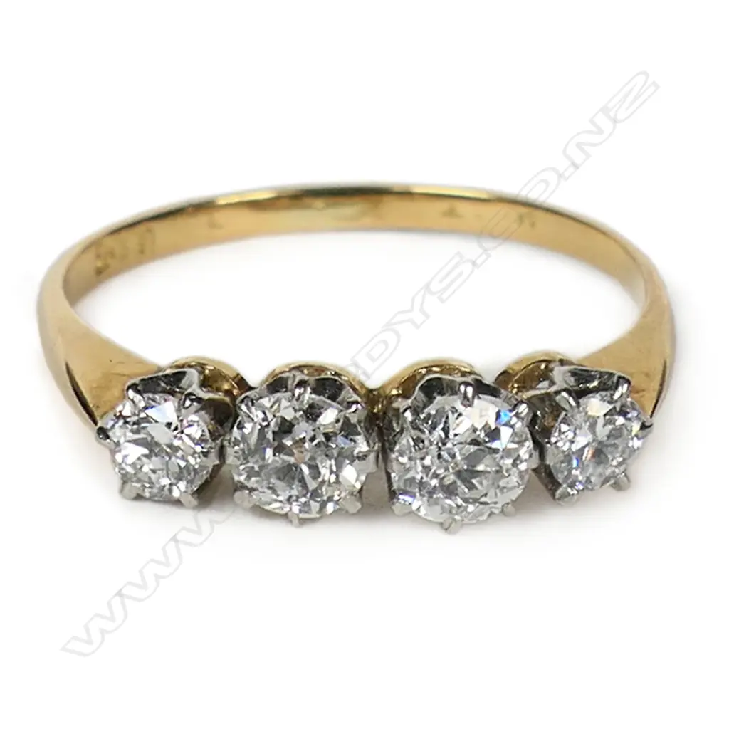 An 18ct gold and four stone diamond ring, Image 1++