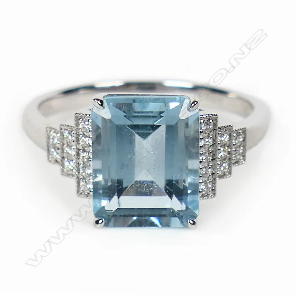 An 18ct white gold diamond and aquamarine Art Deco style ring, Image 1++