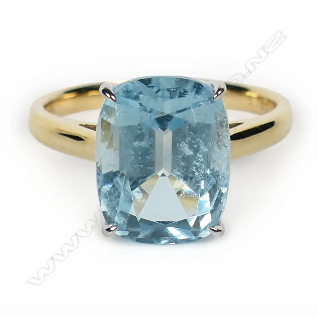 An 18ct gold and aquamarine ring, Image 1++