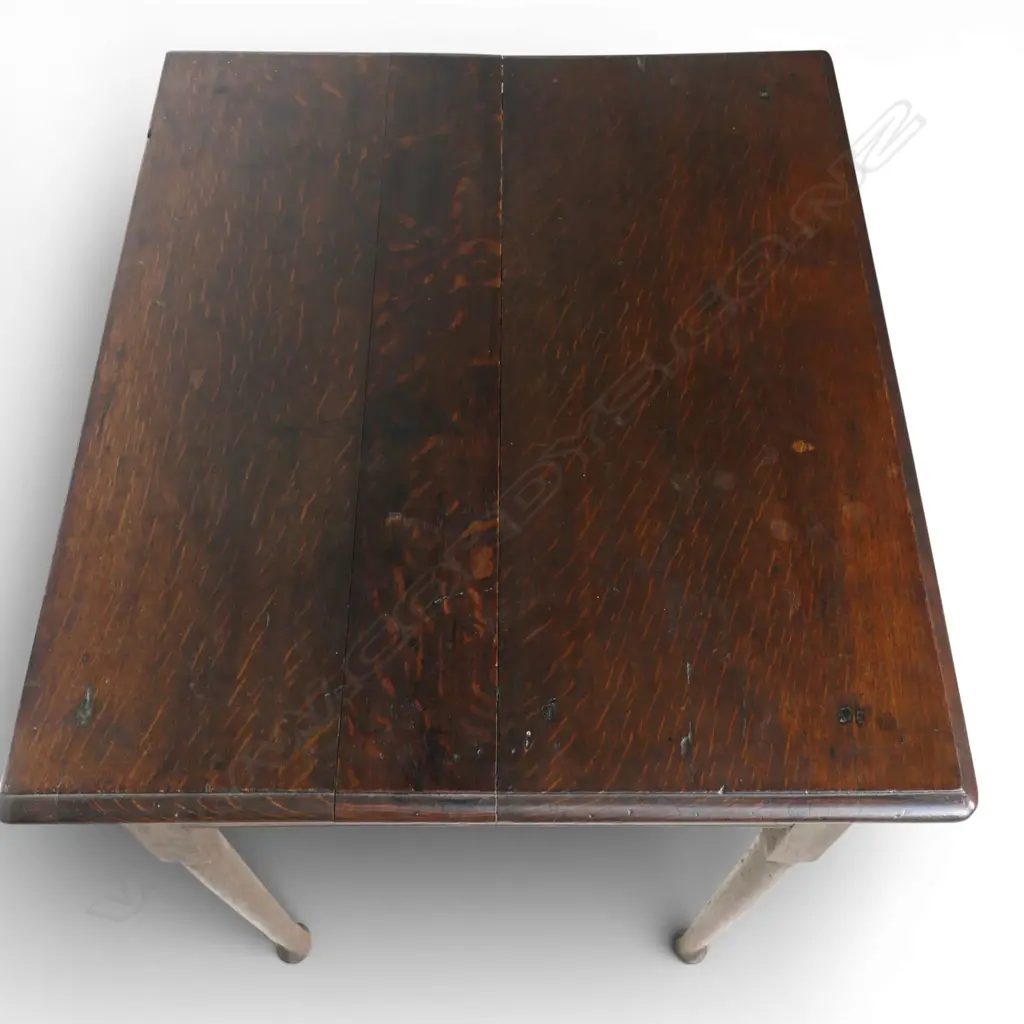 A George III country oak lowboy, Image 1++