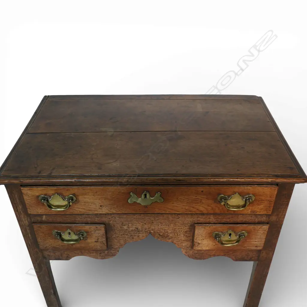 A George III oak lowboy, Image 1++