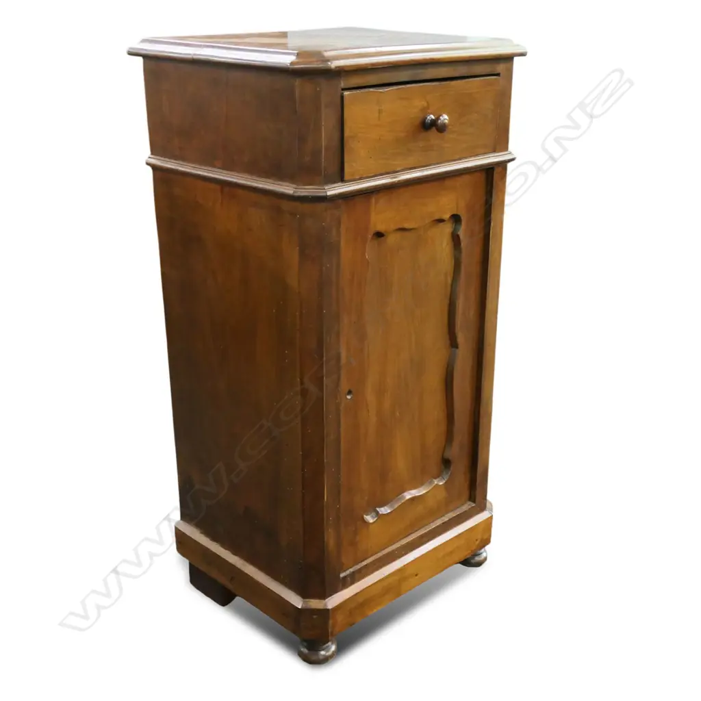 A 19thC French walnut bedside cabinet, Image 1++