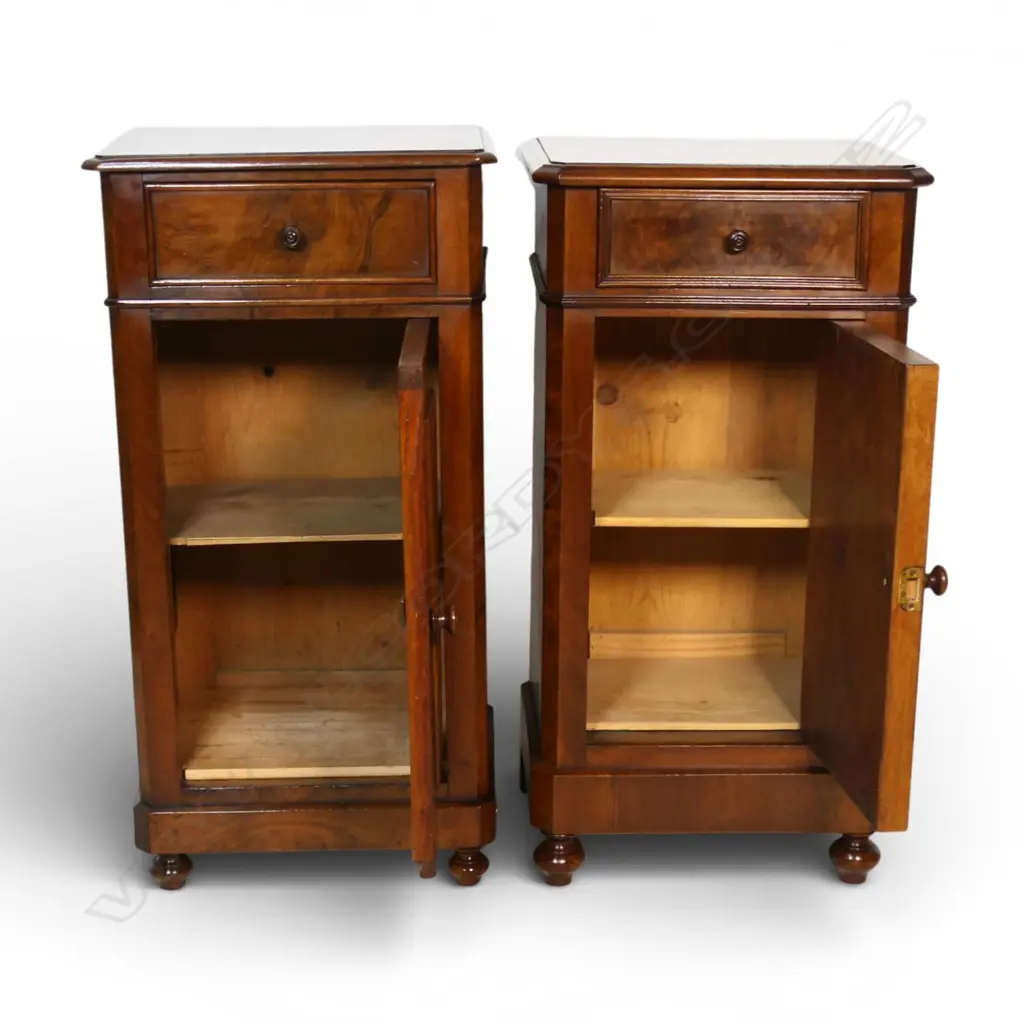 A near pair of good Victorian figured walnut bedside cabinets, Image 1++