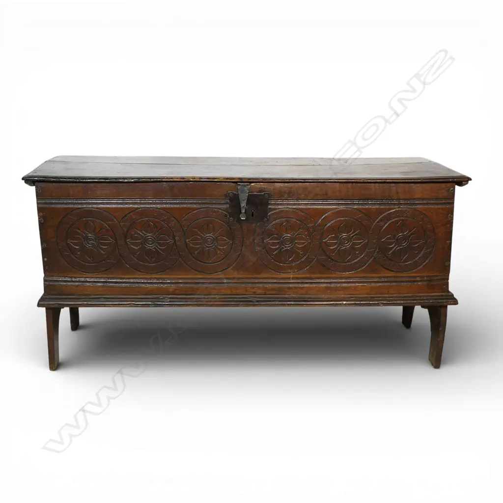 A George III oak boarded coffer, Image 1++