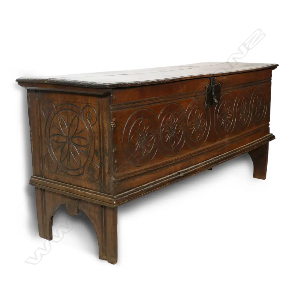 A George III oak boarded coffer, Image 1++