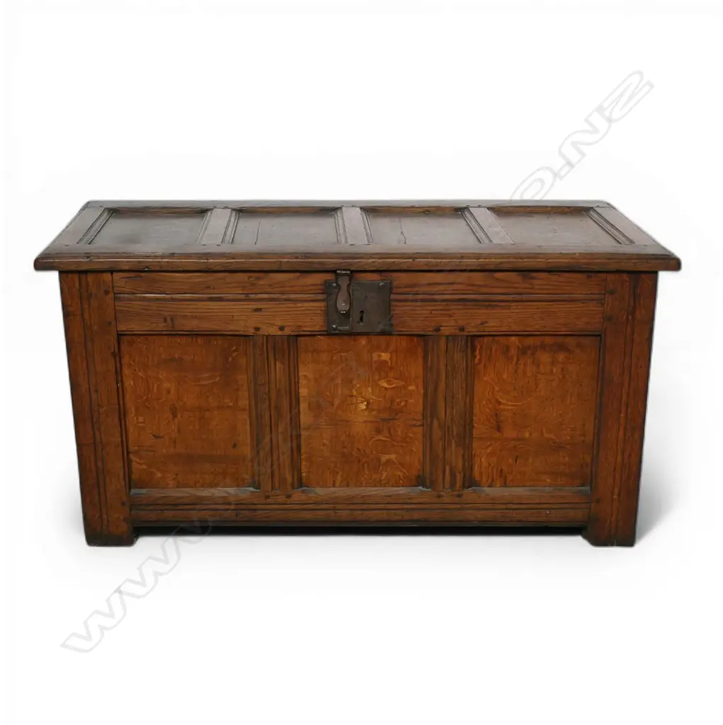 A George III oak coffer, Image 1++