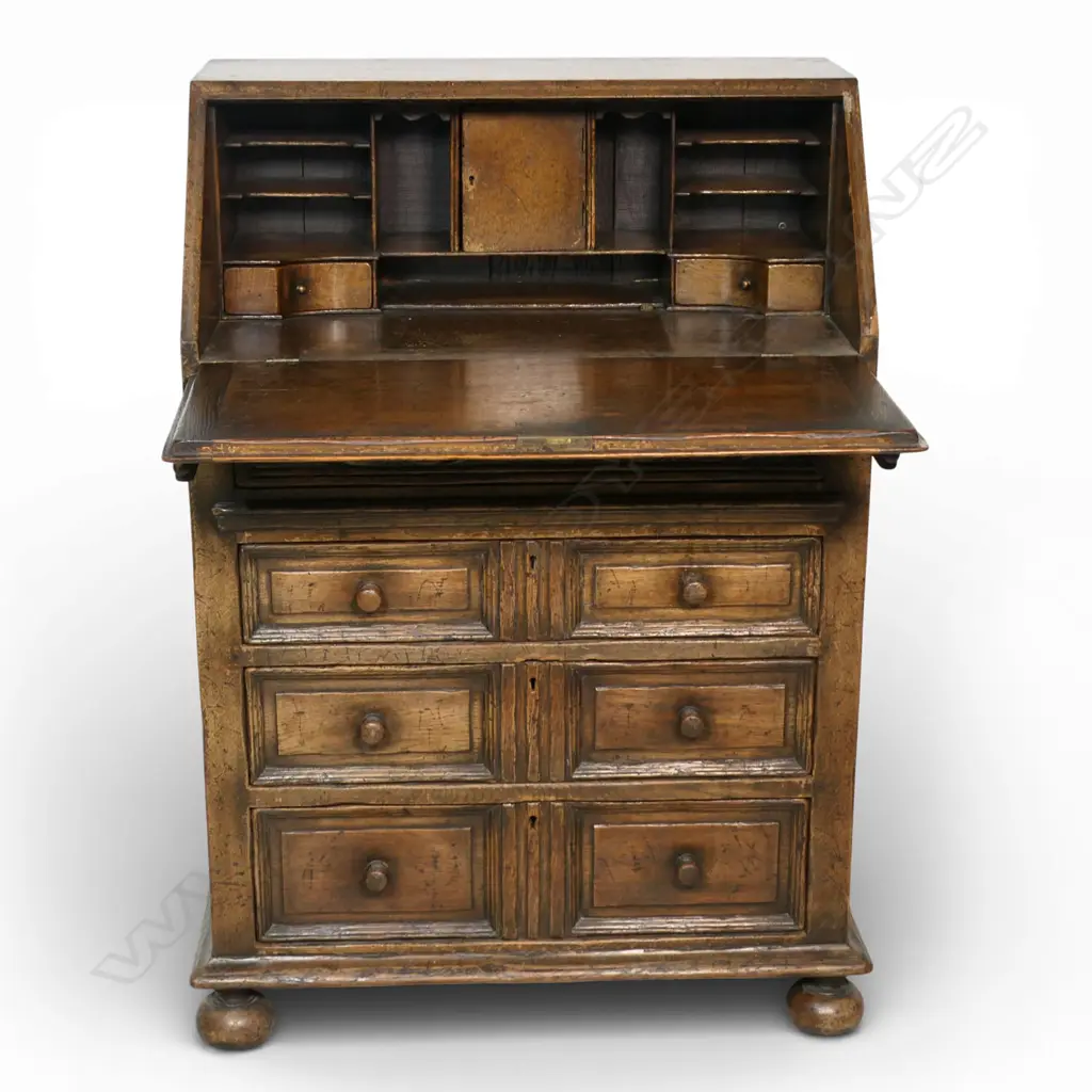 A George III small oak fall front bureau, Image 1++