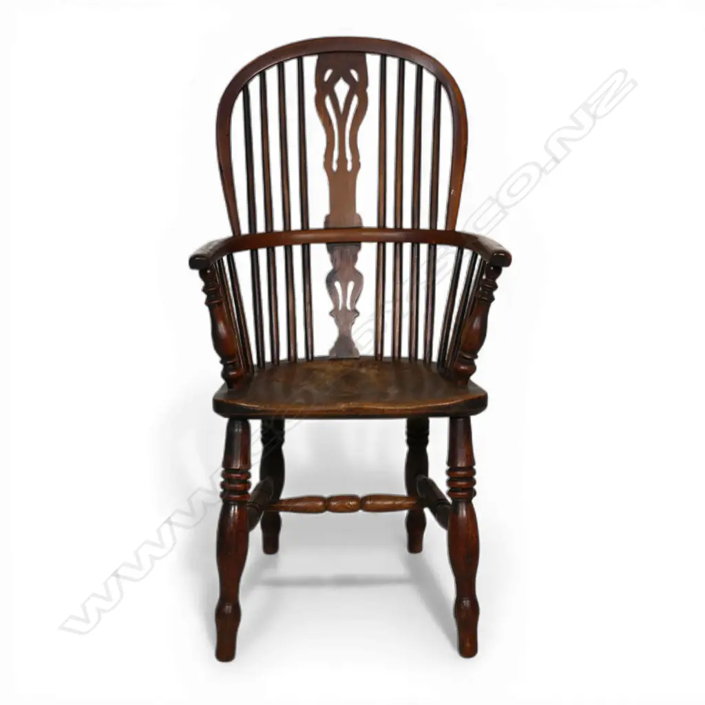A George III Windsor elm and beech armchair, Image 1++