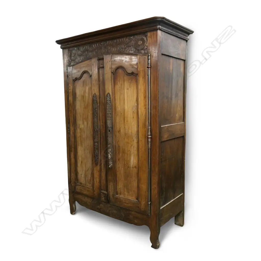 An early 19thC French walnut armoire, Image 1++
